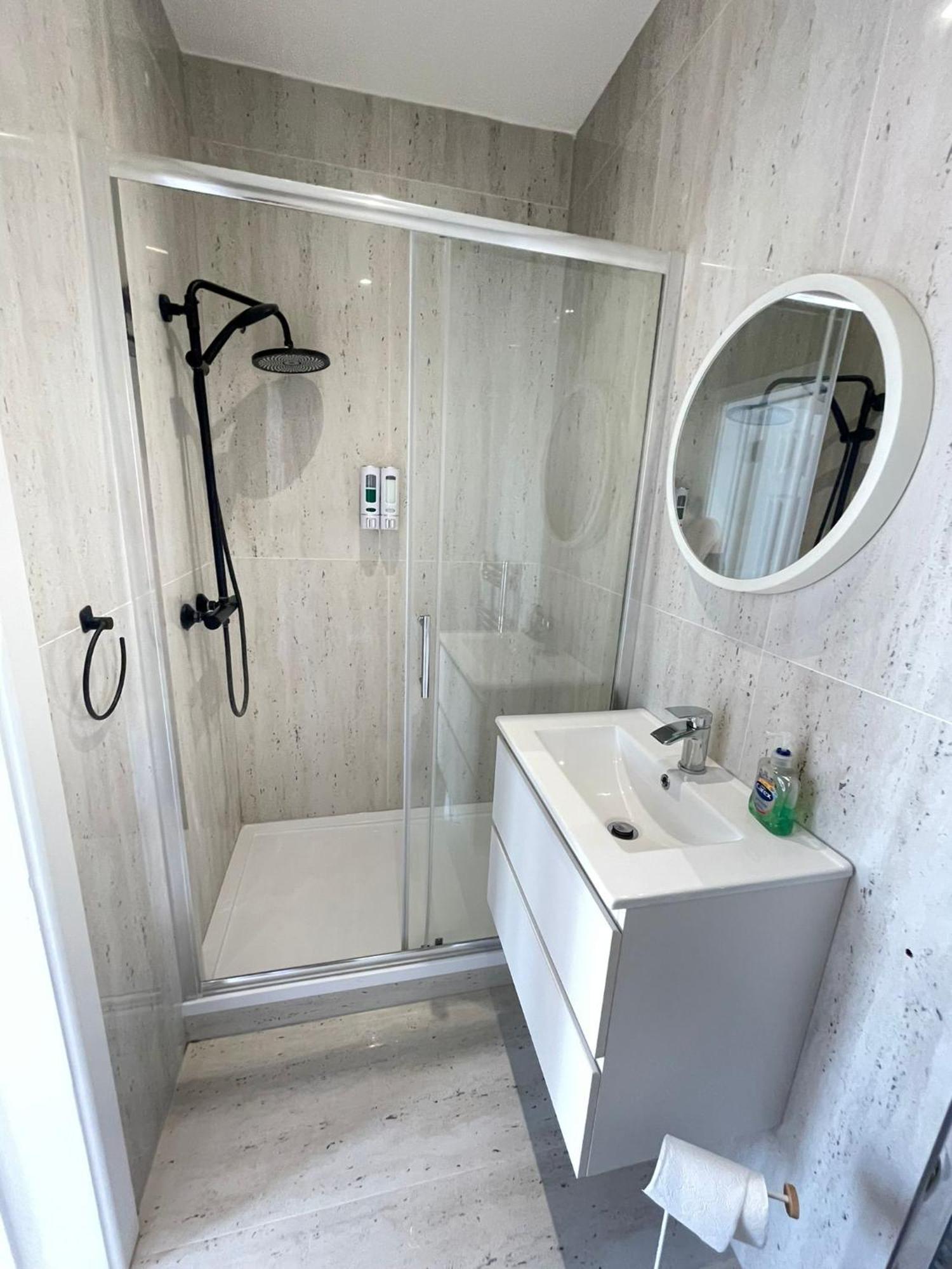 Comfortable Bay Window Stone Private Bathroom Edgware Buitenkant foto
