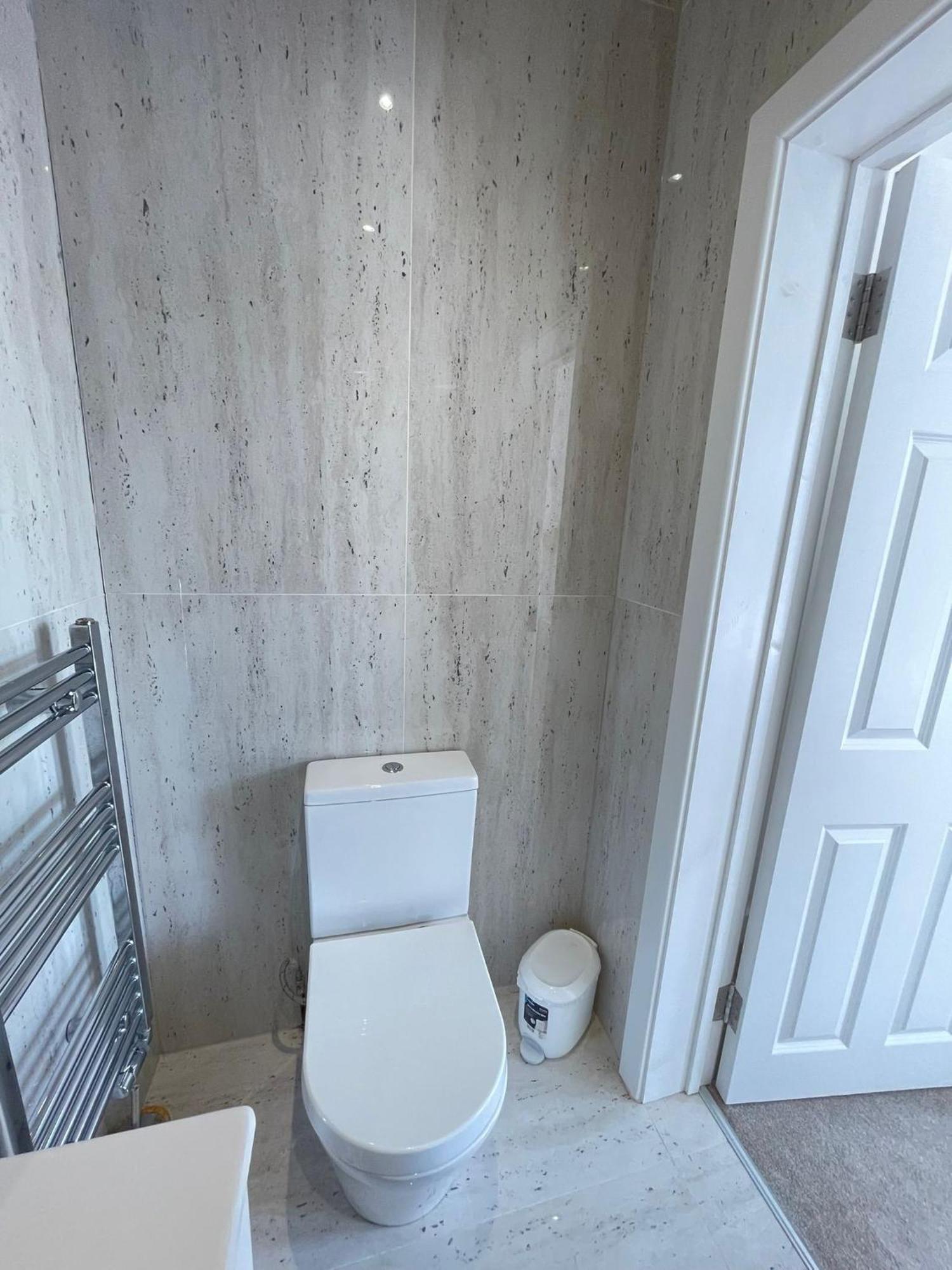 Comfortable Bay Window Stone Private Bathroom Edgware Buitenkant foto